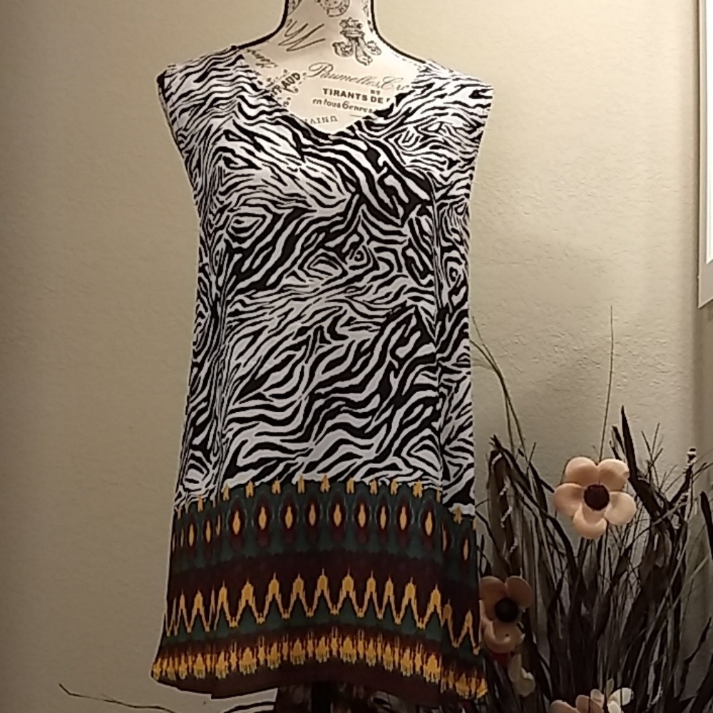 HP 5/19 🥳 Zebra/Tribal Inspired Top, NWT
